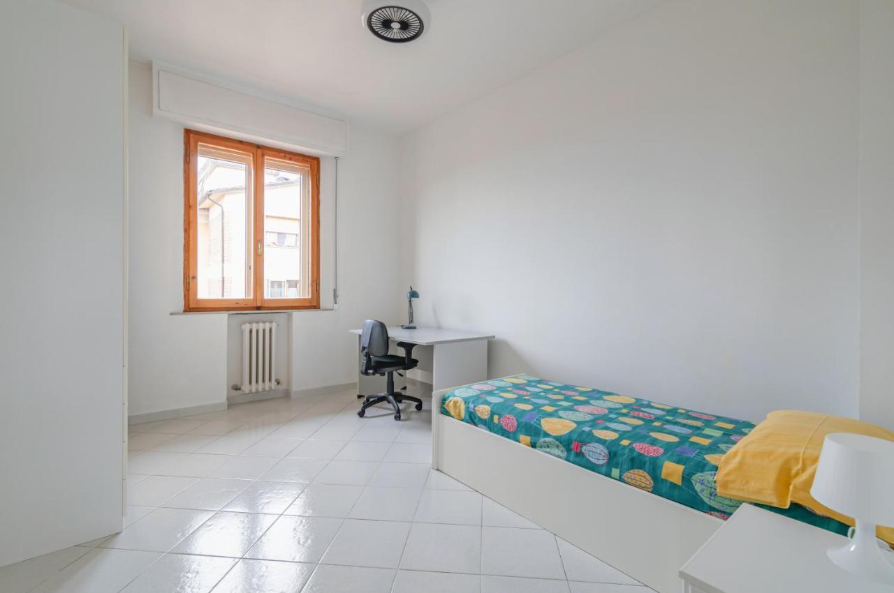 Comfy Flat Steps Away From Siena Station! Apartment Екстериор снимка