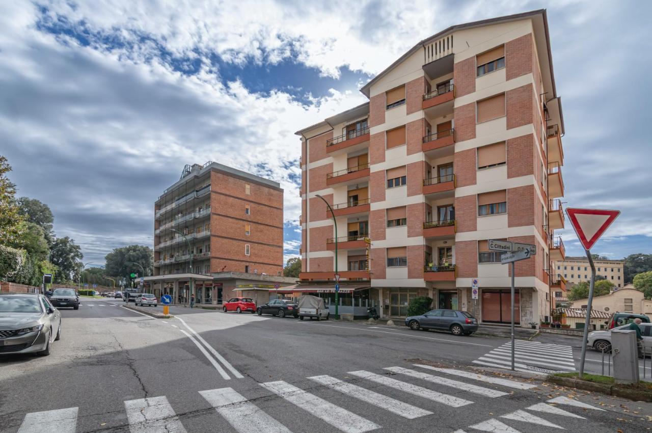Comfy Flat Steps Away From Siena Station! Apartment Екстериор снимка